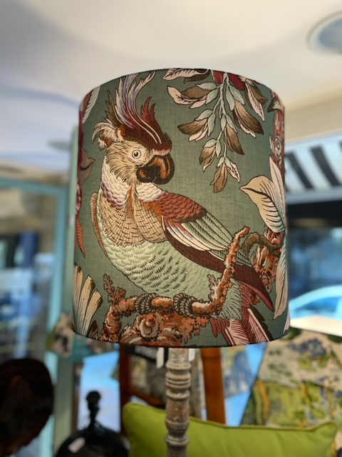 Pantalla cilíndrica con tejido de Guell Lamadrid